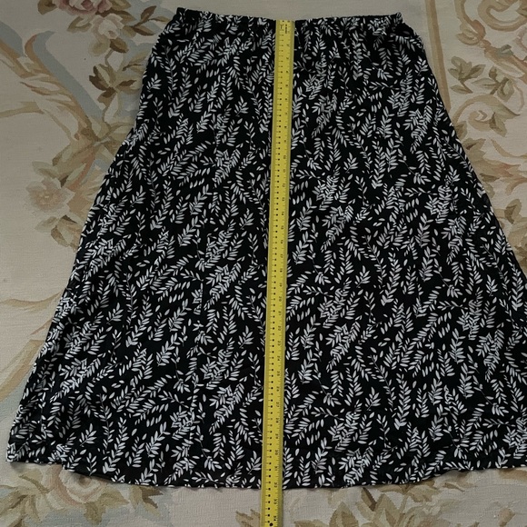 Large Black and off-white skirt in a leaf and berry pattern - Picture 5 of 7